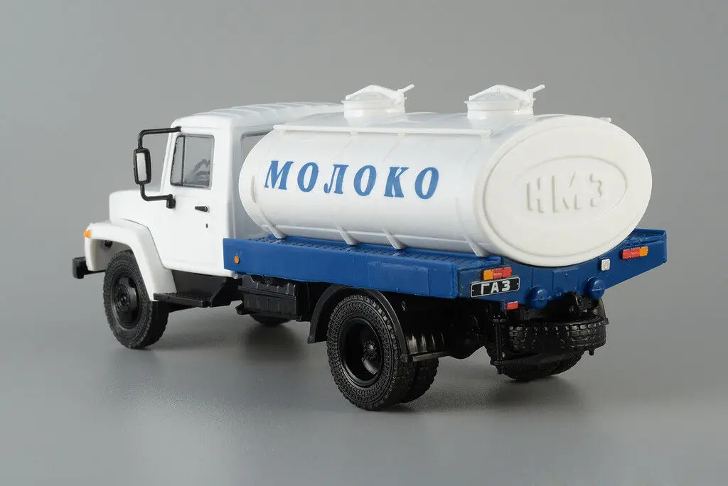 Новинка, Коллекционная модель автомобиля в масштабе 1/43