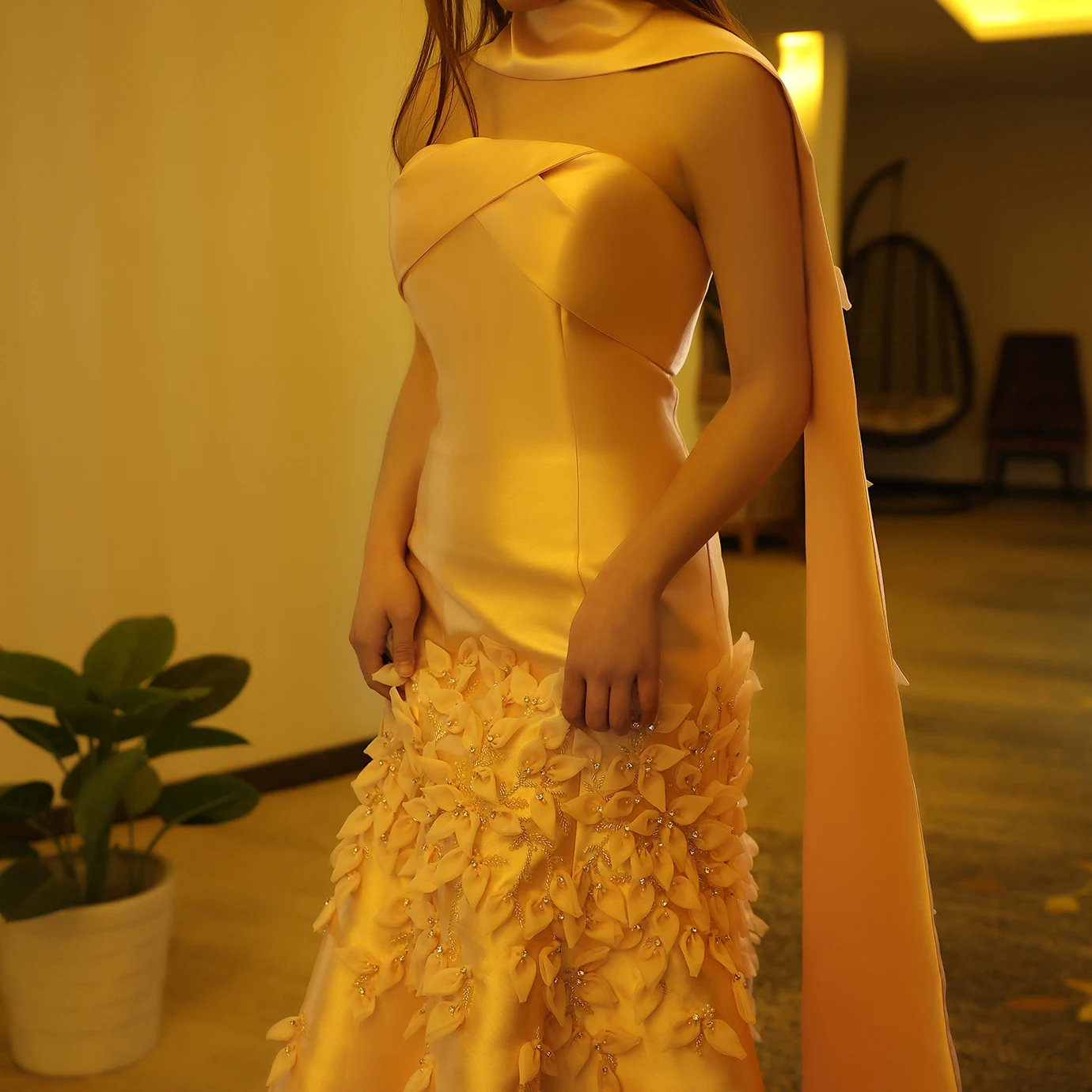 Sharon Said Luxuriöses 3D-Blätter-Abendkleid in Blush Pink aus Satin mit Meerjungfrauen-Cape, Dubai Arabisches Hochzeits- und Abschlussballkleid SS463 Maßanfertigung – Detail 9