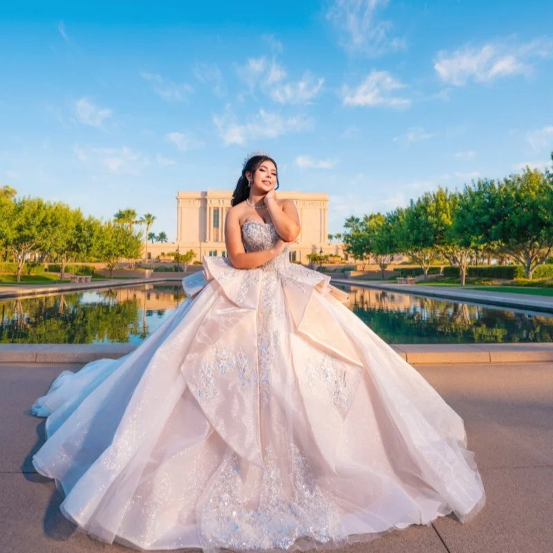 

Блестящие платья Quinceanera цвета слоновой кости по индивидуальному заказу с открытыми плечами, блестящая наклейка, хрустальный цветок, хвост, большой бант, Vestido 15, Quinceanera