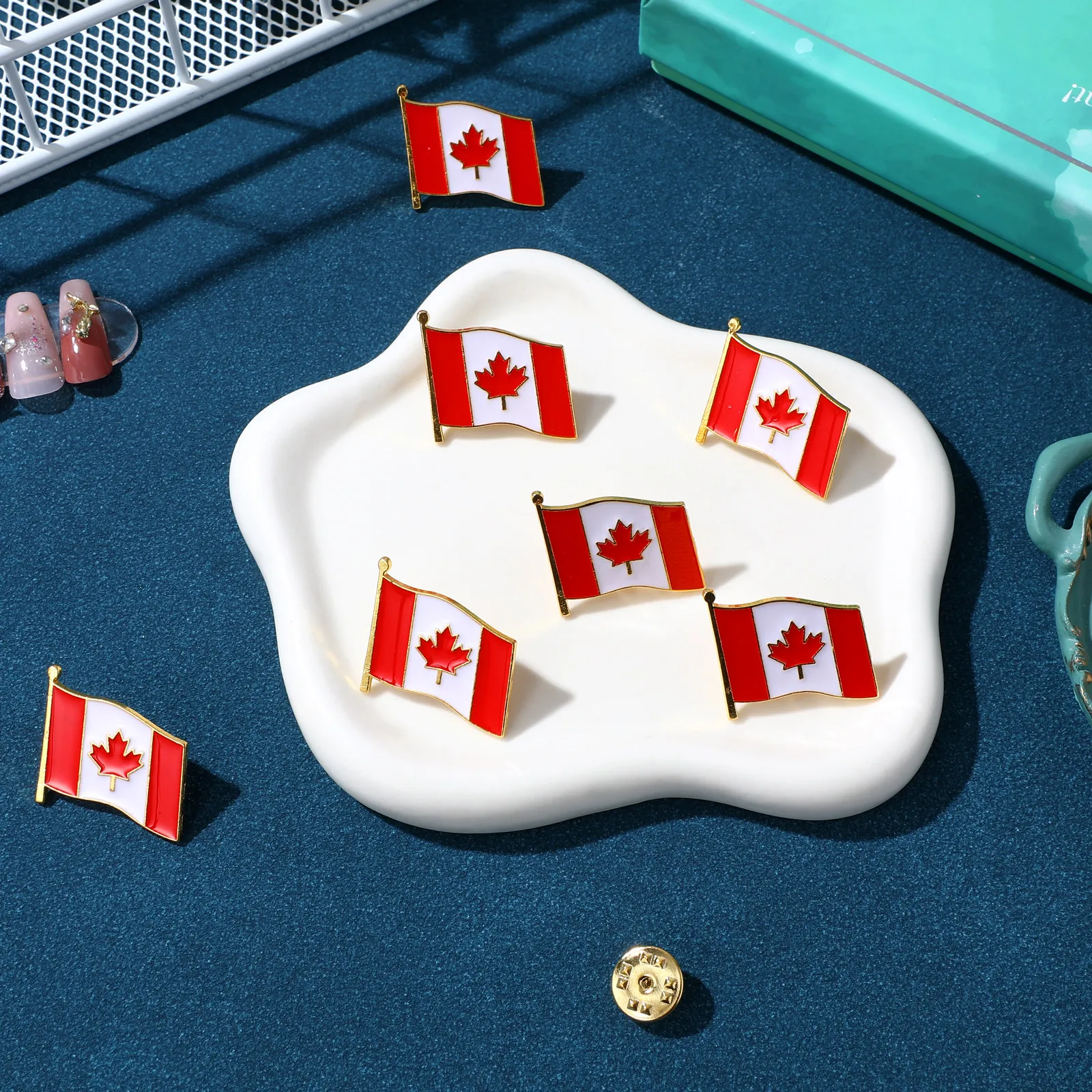 10pcs Canadian Flag Brooches for Clothing Decor – Lightweight Iron Pins with Smooth Enamel Finish