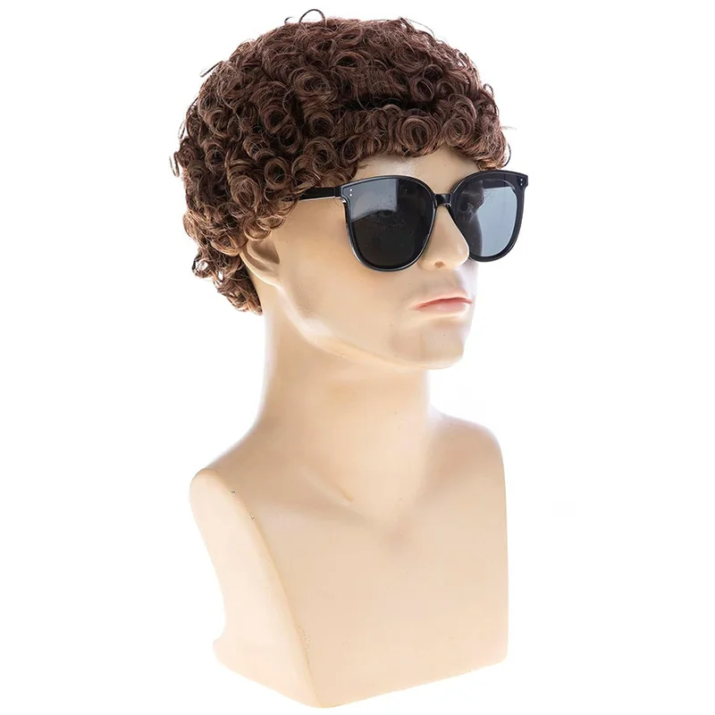男性用デイリードレスアップヘッドウェアウールパーマショートヘアイブニングパーティースーツマッチブラウンスモールロールヘッドギアボール男性用耳丈ヘアウィッグ