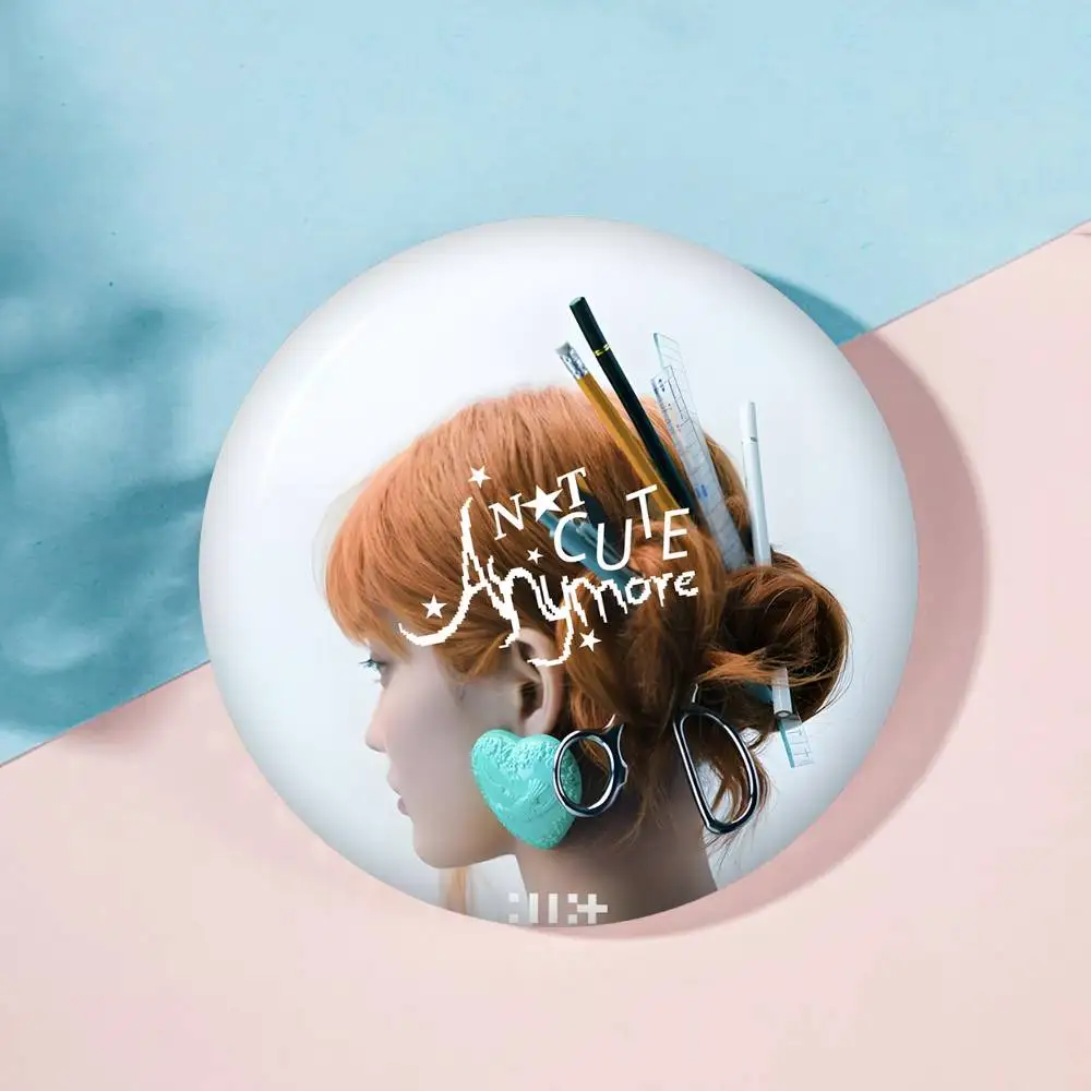 ILLIT Mini-Album Anime Anpassbare Soft-Button-Pins für Frauen, Kreativer Schmuck, Lustiges Abzeichen, Cartoon-Liebhaber-Mütze – Detail 8