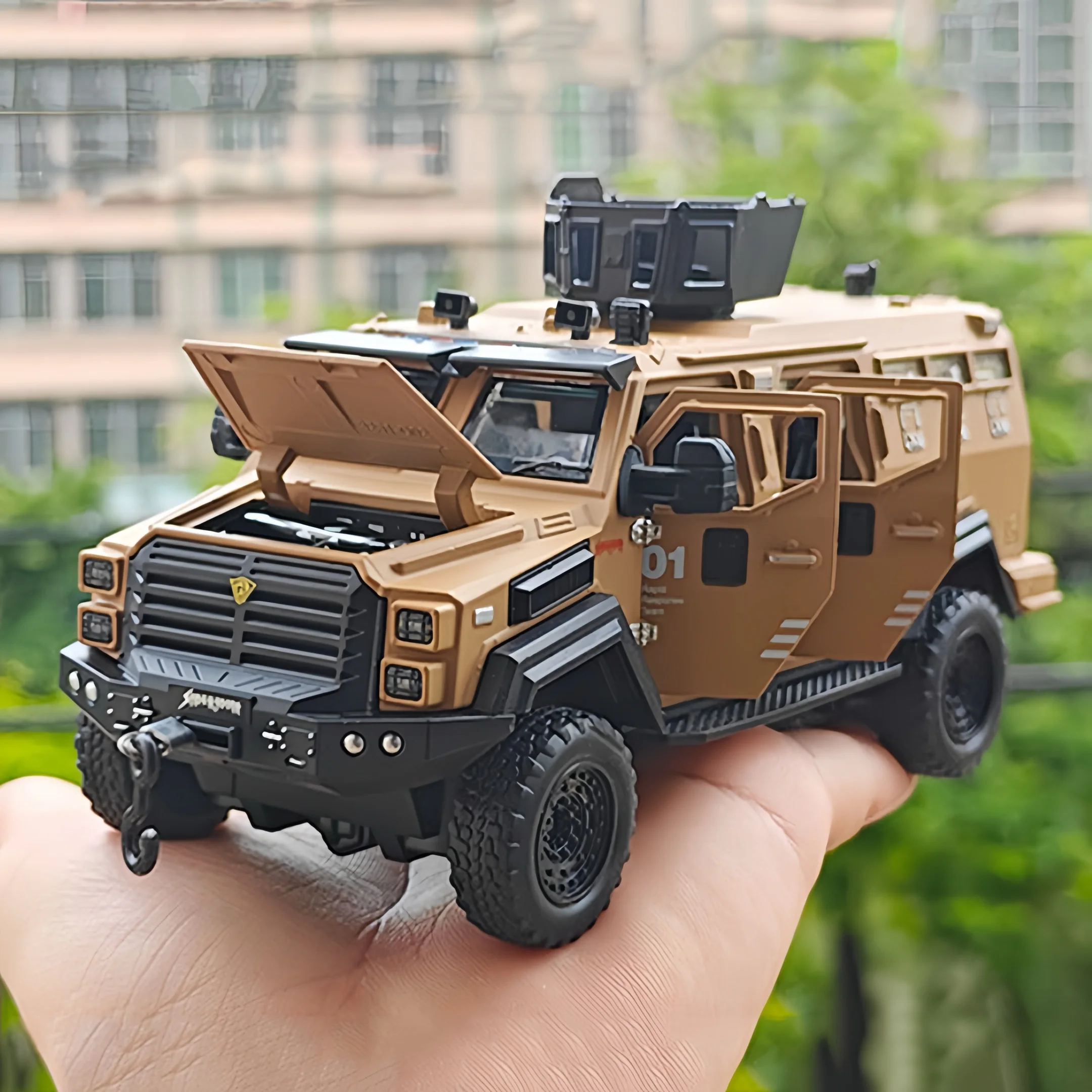 1:32 Alloy Sabertooth Armored Dongfeng Warrior Car Diecast Model Toys Doors Opened Sound Light Pull Back Vechie Child Adult Gift