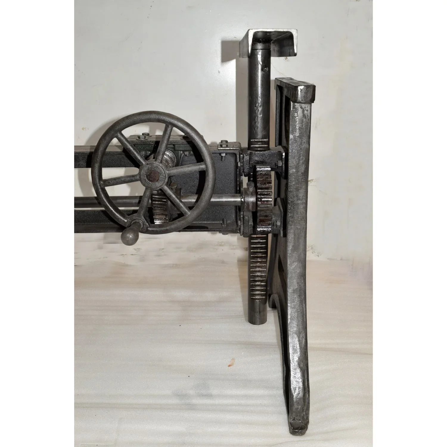 Junk Industrial Cast Iron Crank Table Heavy Duty Manual Adjustable Restaurant Restaurant Club or Lounge