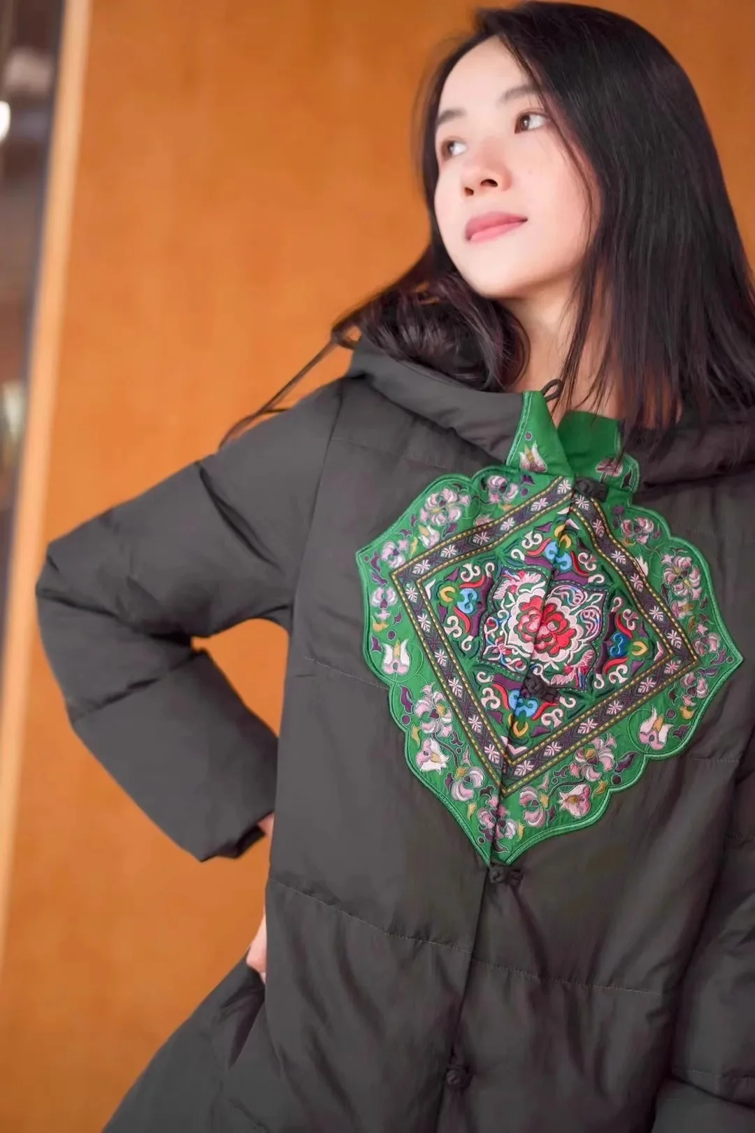 Luxury women's feather coat 90% duck down jacket Warm Winter jacket with hooded Vintage embroidery black down jacket