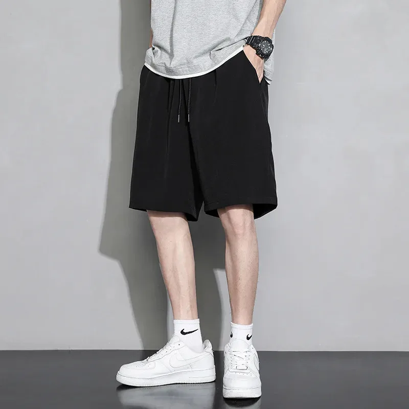 Sommer-Sportshorts für Herren mit lockerer Passform und mittlerer Taille, leichte schwarze Eisseide, fünf Punkte