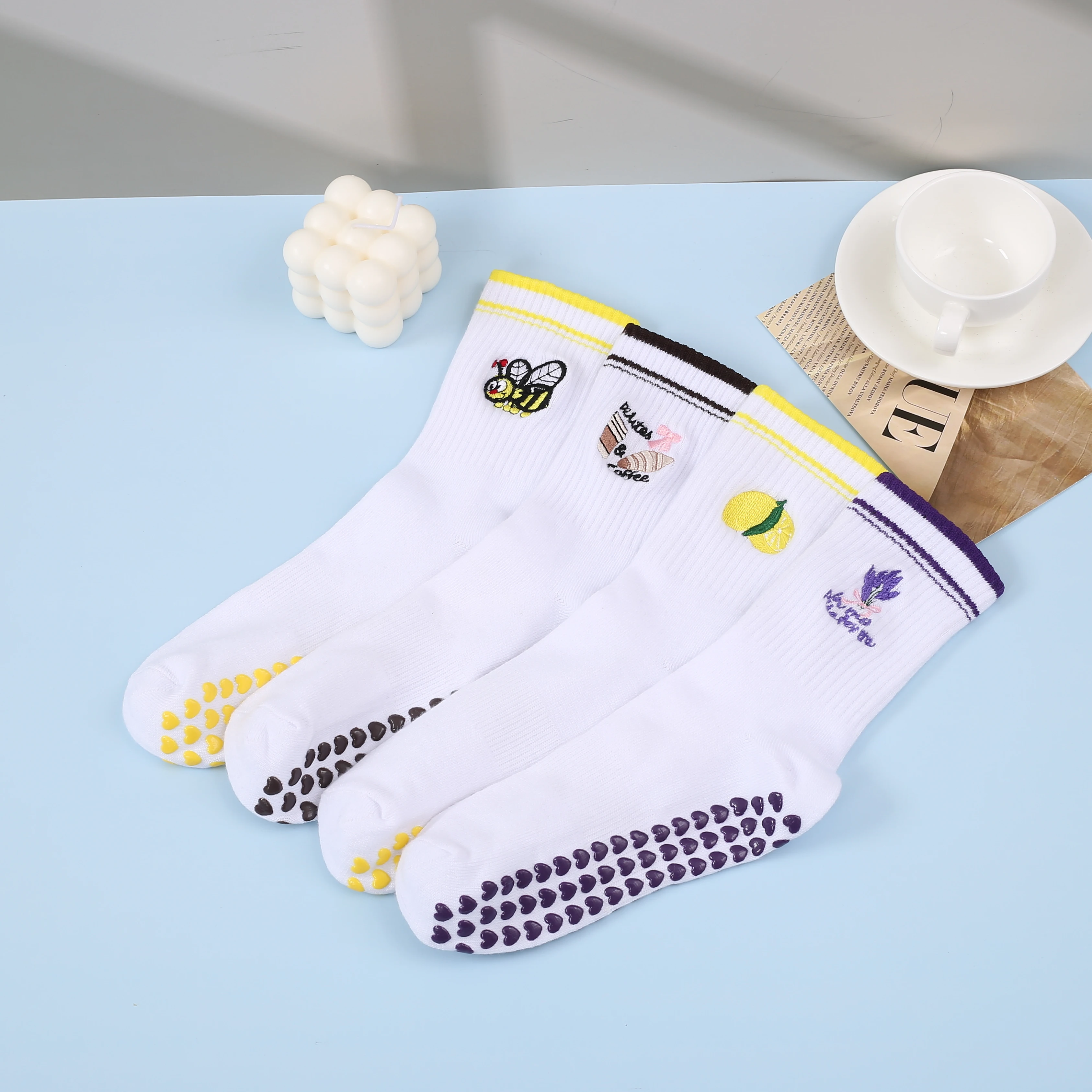 

Европейские размеры 36–43, 1 пара вышитых носков для йоги на пунктирной подошве для женщин и детей, нескользящие и дышащие.