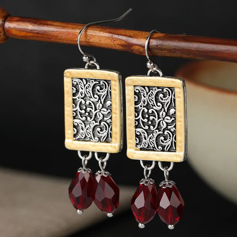 Ladies' Elegant Two Tone Curly Grass Pattern Earrings Vintage Ethnic Style Metal Pendant Earrings Exotic Style Jewelry