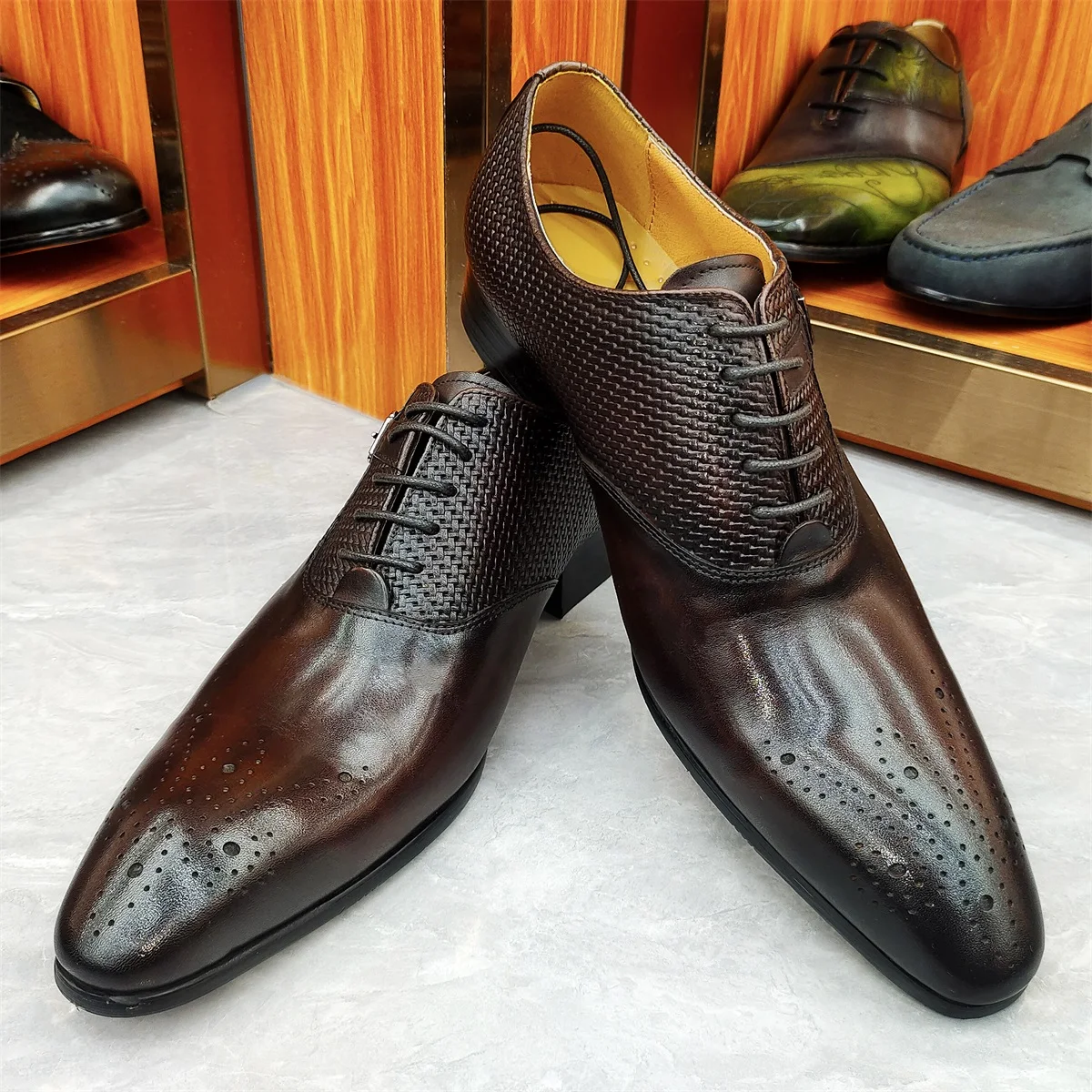 Luxury Mens Business Genuine Leather Oxfords Fashion Wedding Shoes Lace-up Pointed Toe Black Coffee Brogues Dress Shoes