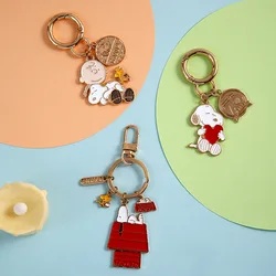 Snoopy Cute Creative Keychain Key Ring Bag Pendant Biżuteria dla mężczyzn i kobiet Smycze do kluczy ze stopu metali Modny prezent dla par