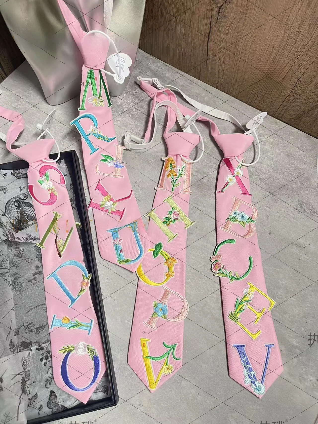 かわいい刺繍入りクリエイティブ3d英語デザインレディースネクタイシャツマッチングオリジナルスモールオーディエンスネクタイ韓国スタイルナロータイプ