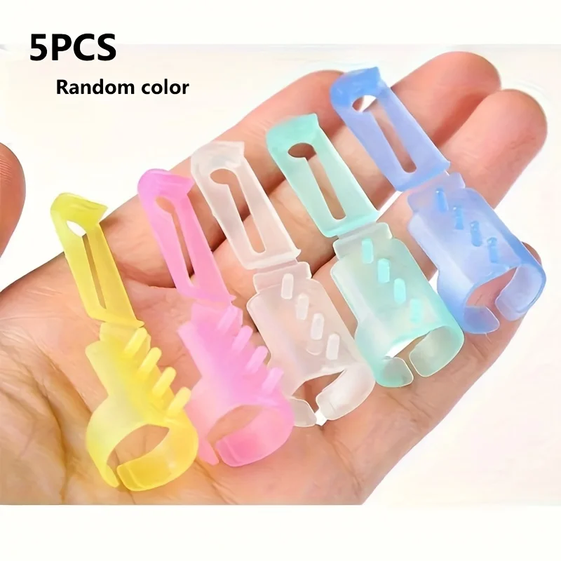 

Набор из 5 крючков для вязания с защитными накладками для пальцев. Прочные пластиковые крючки для начинающих. В комплекте защита для большого пальца/пальцев рук. Идеально подходит для вязания.