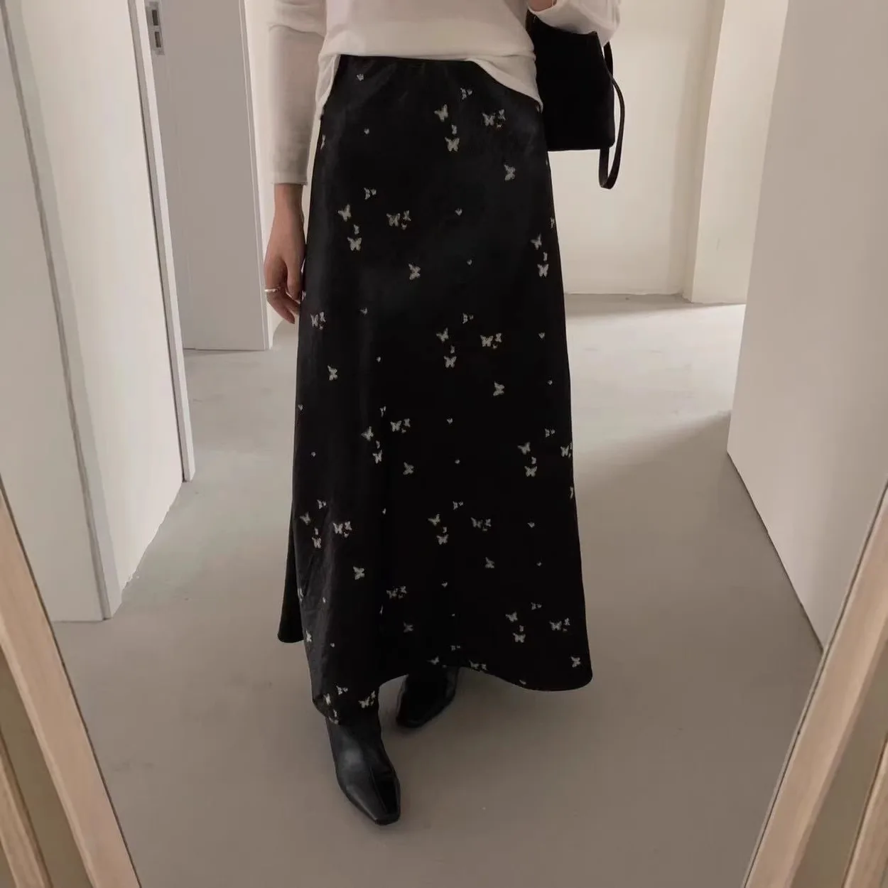 

Новая женская длинная юбка А-силуэта из атласа с принтом бабочек, коллекция 2026 года, ранняя весна, ретро, элегантная, с высокой талией, премиум-класса