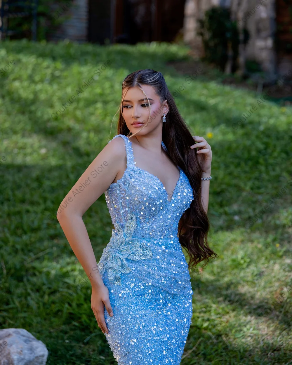 Vestido de cóctel de lentejuelas brillantes azules Vestido de fiesta de compromiso sin mangas con lado dividido alto Vestido ajustado de noche de graduación de Dubai sin espalda