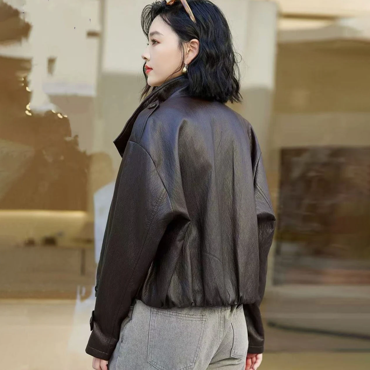 الراقية سترة جلدية أنيقة المرأة أبلى قصيرة 2025 ربيع الخريف جديد الوقوف طوق فضفاض دراجة نارية سترة سترة جلدية