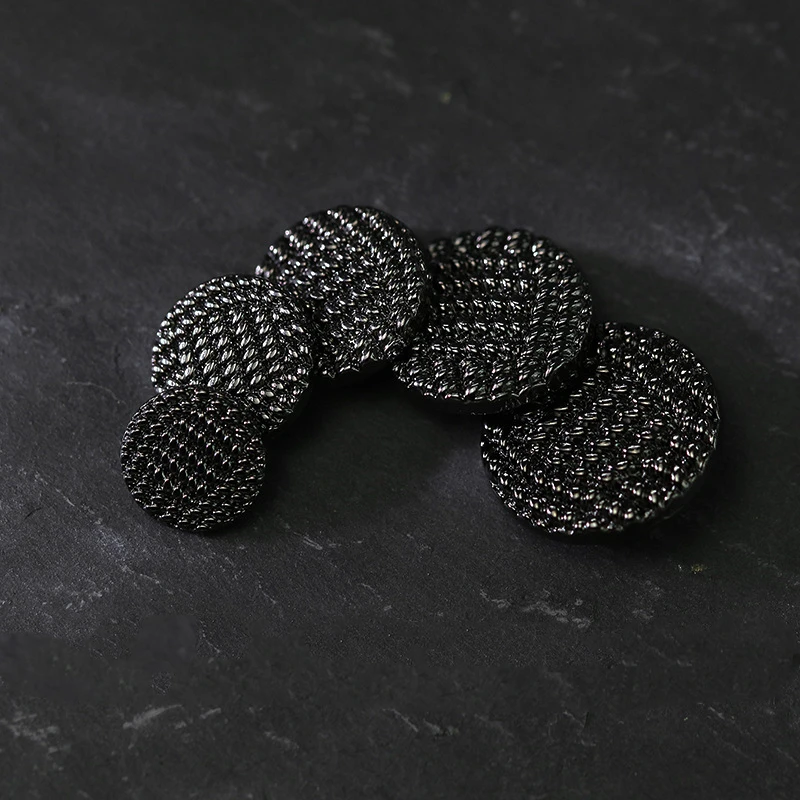 10 sztuk/partia wysokiej jakości metalowy guzik z chwytem Vintage tkany wzór czarne guziki do odzieży 20mm okrągłe złote guziki do płaszczy