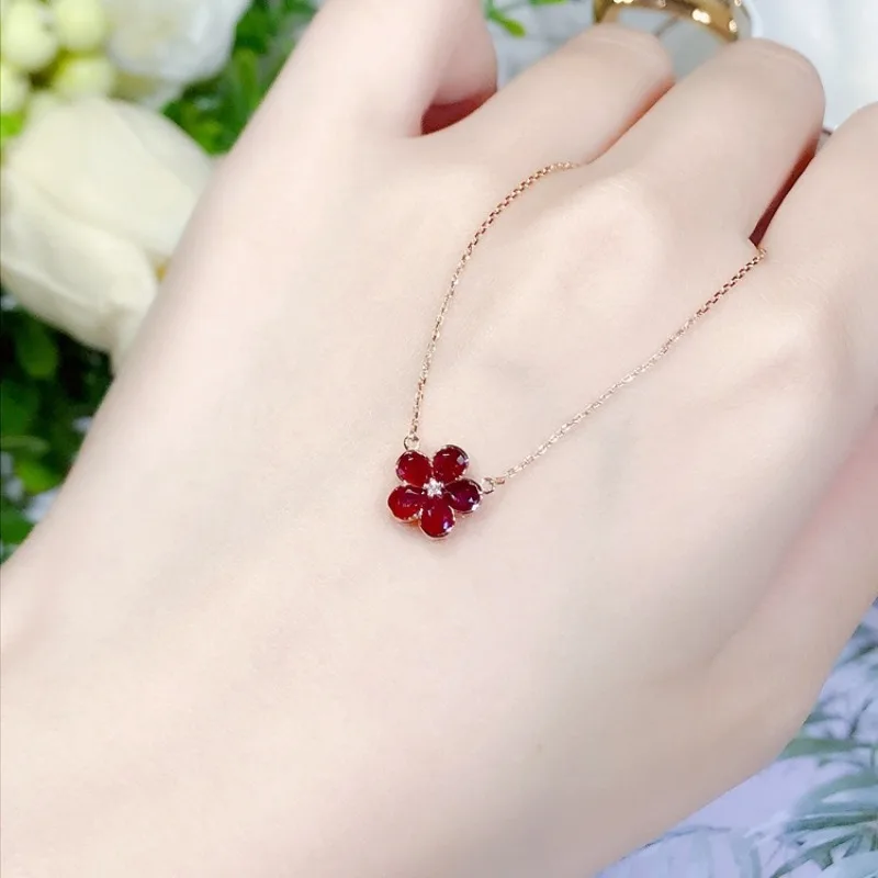 Light luxury flower ruby pendant for women classic and simple five leaf grass red collar chain pendant daily party jewelry gift