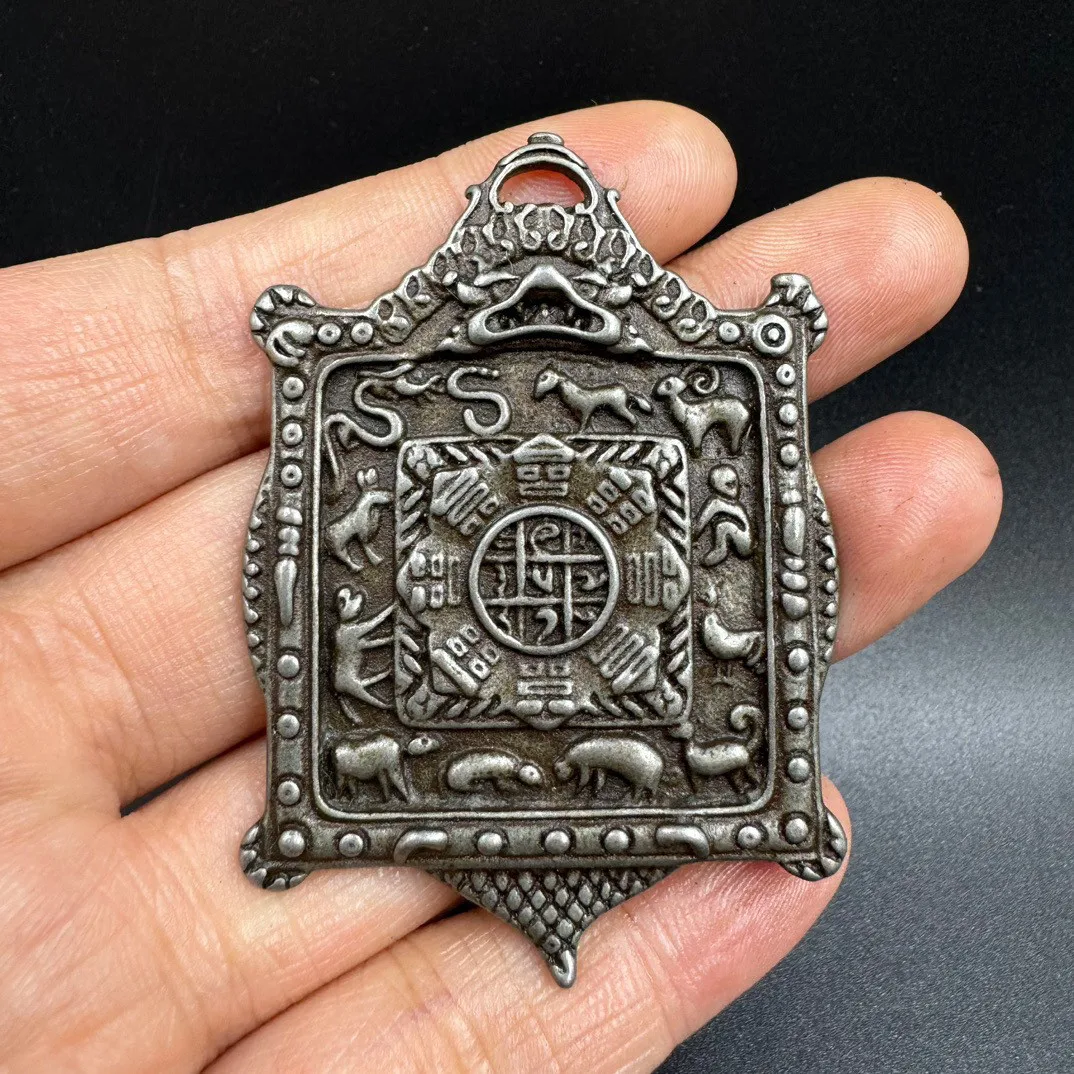 

Tibetan Retro Old White Copper Hammering and Chiseling Jiugong Gossip Brand, Twelve Zodiac Signs, Men's and Women's Pendants