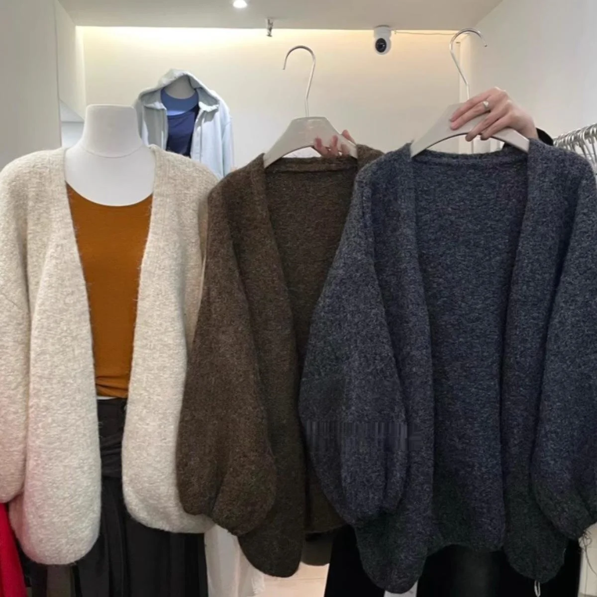 

Удлиненные женские зимние кардиганы крупной вязки с ребристыми манжетами, декорированные пуговицами, с высоким воротником, утепленные, с плюшевым меховым воротником, приталенные