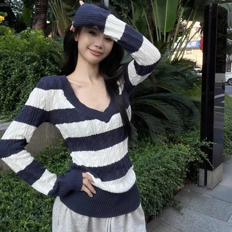 

Осенний новый модный американский стиль, тонкий короткий свитер с v-образным вырезом в контрастную полоску и длинными рукавами, женский нижний топ