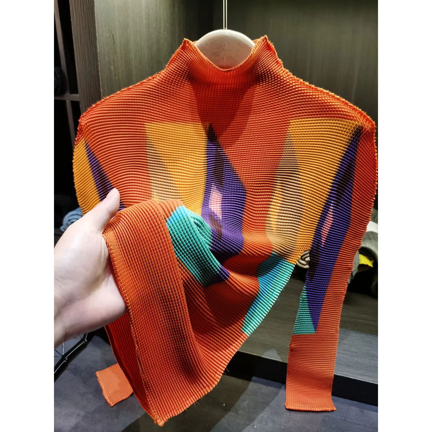 

Плиссированная футболка Miyake: Новинка лета, плиссировка «Кукурузное зерно», цветной принт, высокая эластичность, полувысокий воротник, длинный рукав, топ для женщин