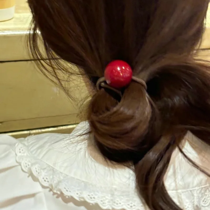 elasticos-de-cabelo-redondos-cor-vinho-tinto-com-pequena-etiqueta-dourada-francesa-–-design-simples-e-versatil-faixas-de-cab