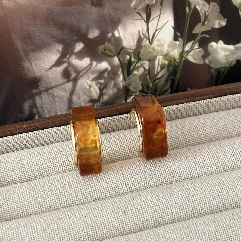 French retro Maillard style minimalist light luxury high-end resin C-shaped earrings, travel and vacation earrings