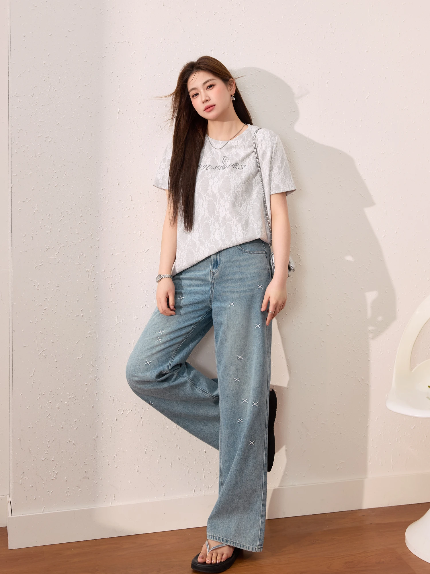 Niebieska koszulka damska plus size, wyszczuplająca, z bogatym haftem, z krótkim rękawem, letnia, luźna, wygodna, uniwersalna bluzka.