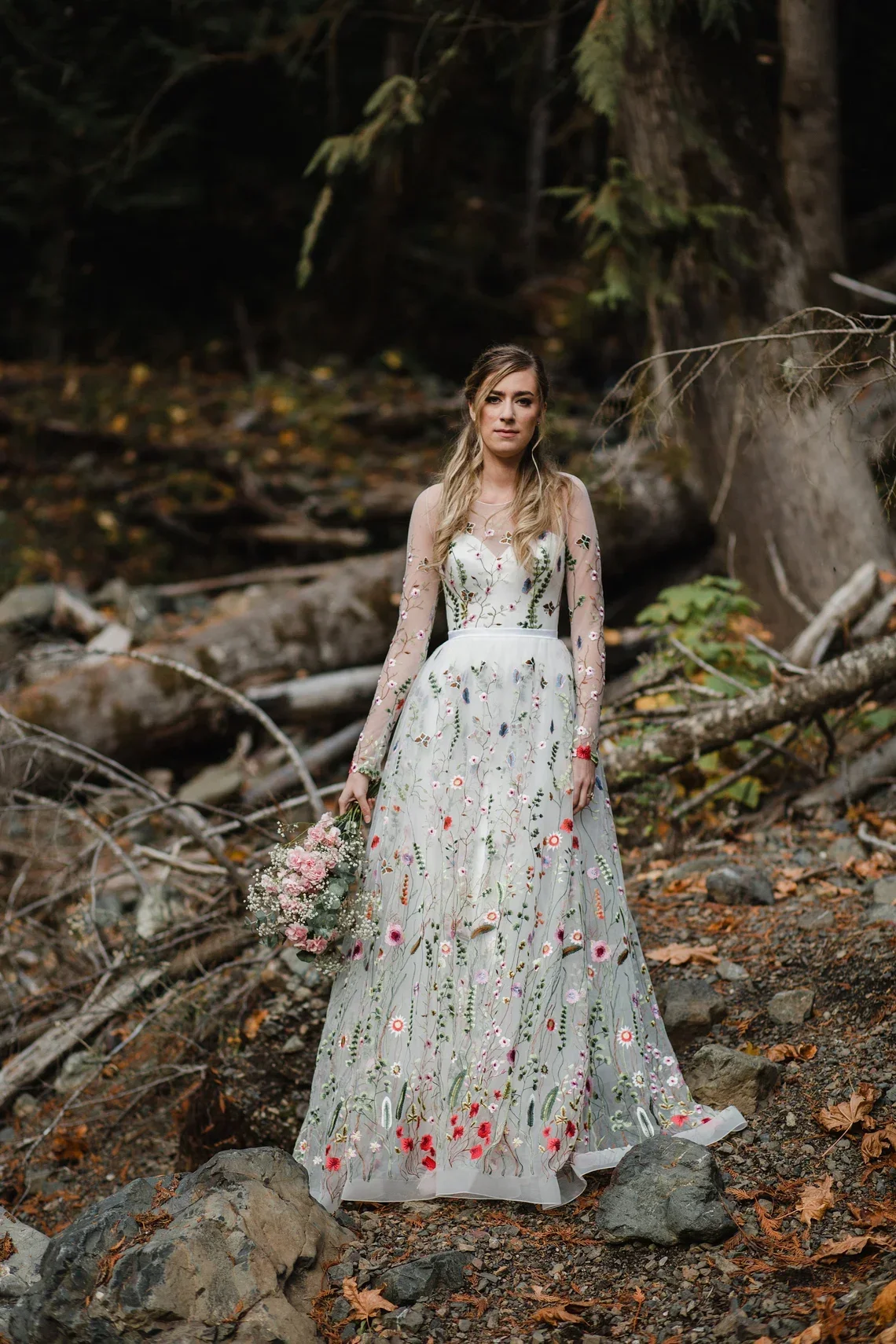 Brautkleider mit Blumenstickerei, buntes A-Linien-Boho-Brautkleid in Weiß, lange Ärmel, herzförmiger Ausschnitt, maßgeschneiderte Brautmode