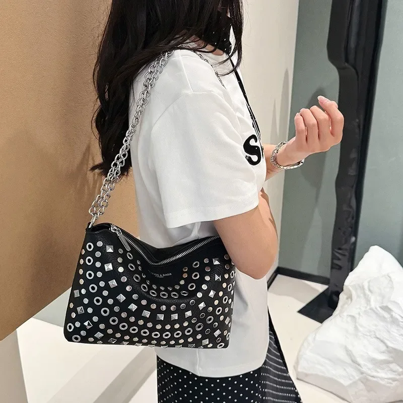 Europäische und amerikanische Schultertasche mit Nietenkette, Damenmode, cooler Street-Style, Umhängetasche, große Kapazität, Pendler-Handtasche – Detail 7