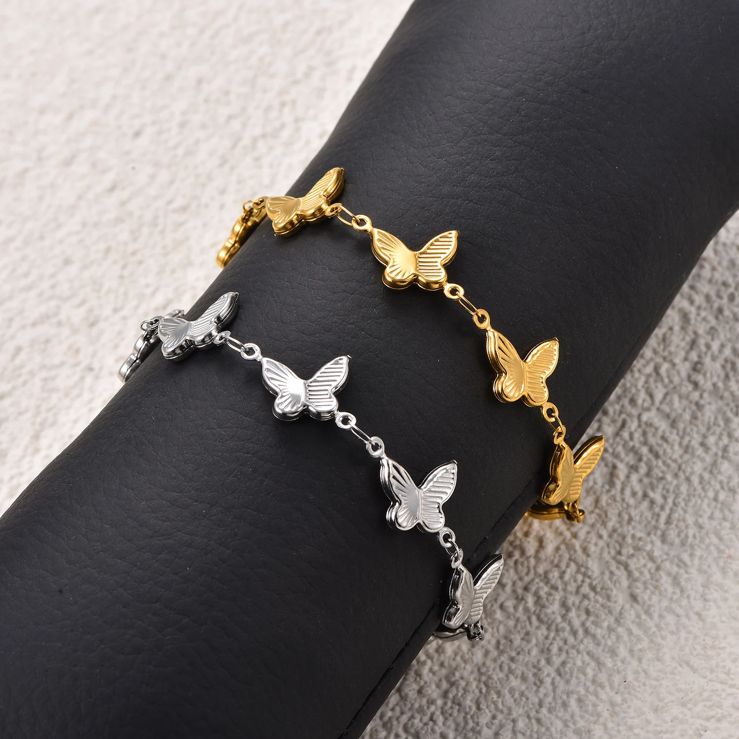 Elegante goldfarbene Edelstahl-Schmetterlingsarmbänder, trendige Armreifen, wasserdichtes Fußkettchen, vielseitiger Schmuck für Frauen und Mädchen. – Detail 4