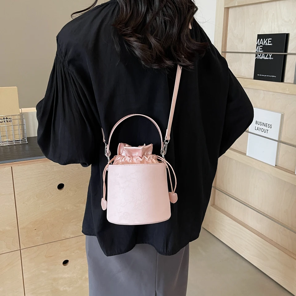 High quality PU material, gradual classic color, fashion casual trend, bucket bag can be crossbody can be a single shoulder