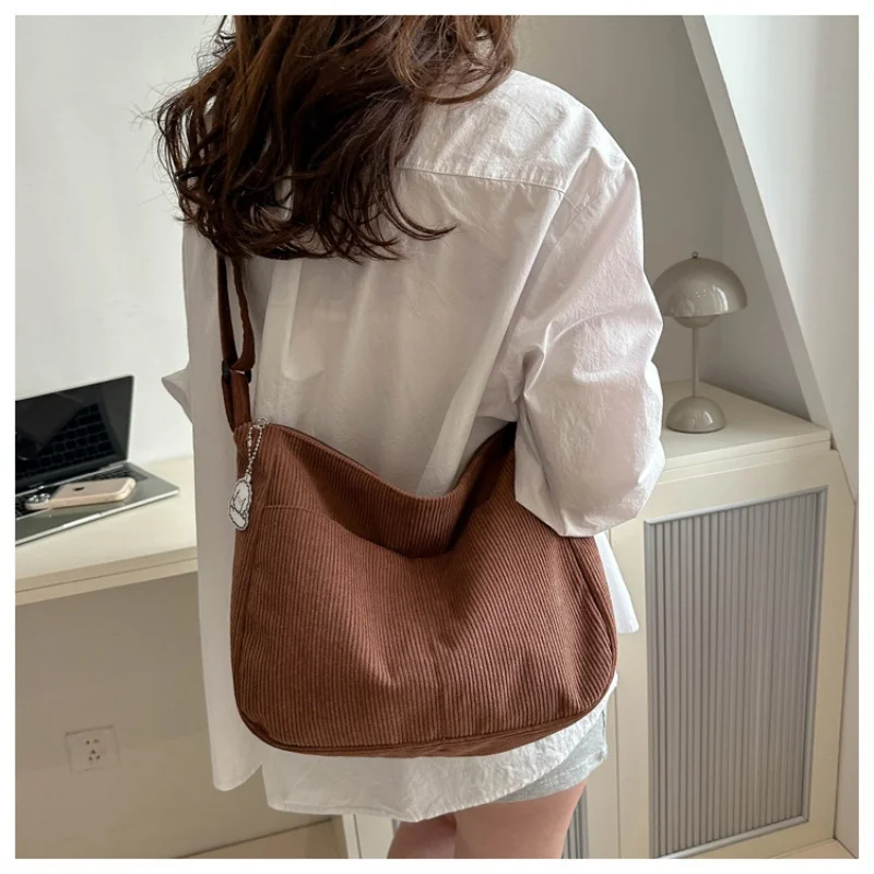 Borsa a tracolla da donna, borsa casual a righe di grande capacità con chiusura a cerniera, graziosa toppa per cappello, perfetta per l'uso quotidiano