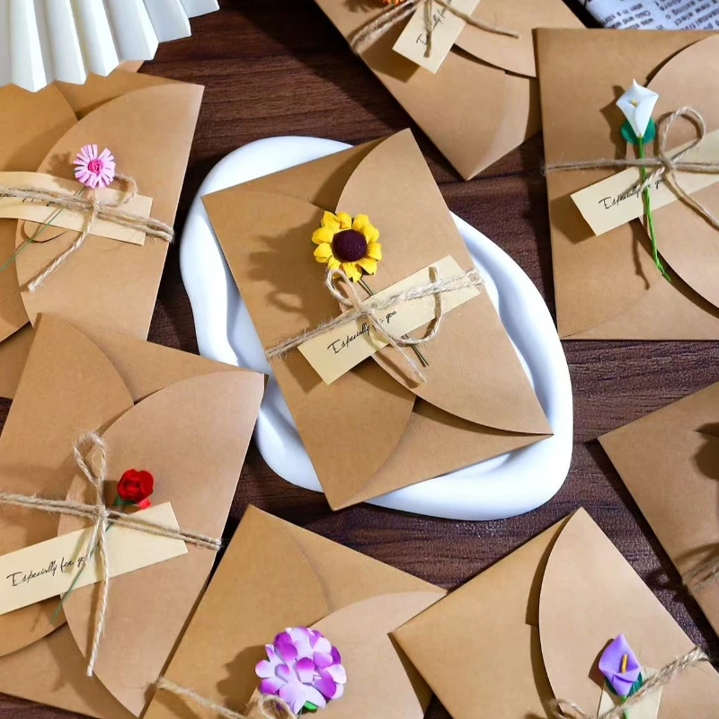 Handgemachte Grußkarten im Nationalen Trend, Kulturelle und Kreative Retro-Kraftpapier-Karten mit Getrockneten Blumen, Feiertagsgrüße im Großhandel