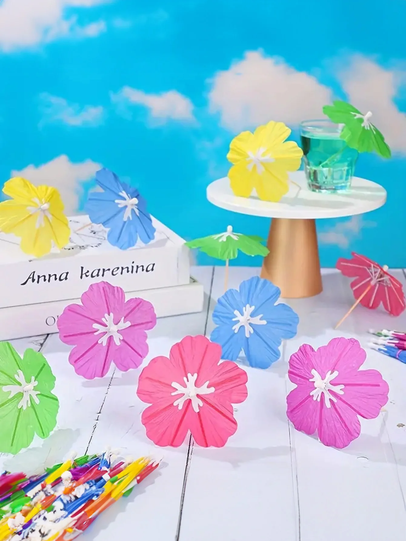 Disposable small umbrella skewers, paper umbrellas, fruit plate, chef\'s creative cake, cocktail, sushi decoration