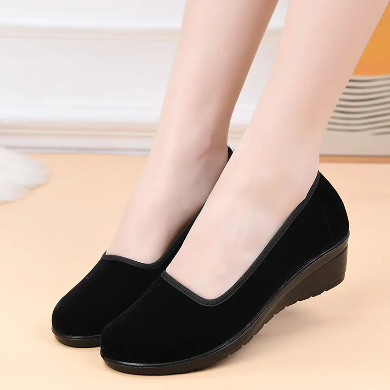 Damen-Slipper aus Samt, mit Keilabsatz, weicher Sohle, rutschfest, bequem, für den Alltag, für ältere Damen, für die Arbeit, für das Büro, Alltagsschuhe. – Detail 5
