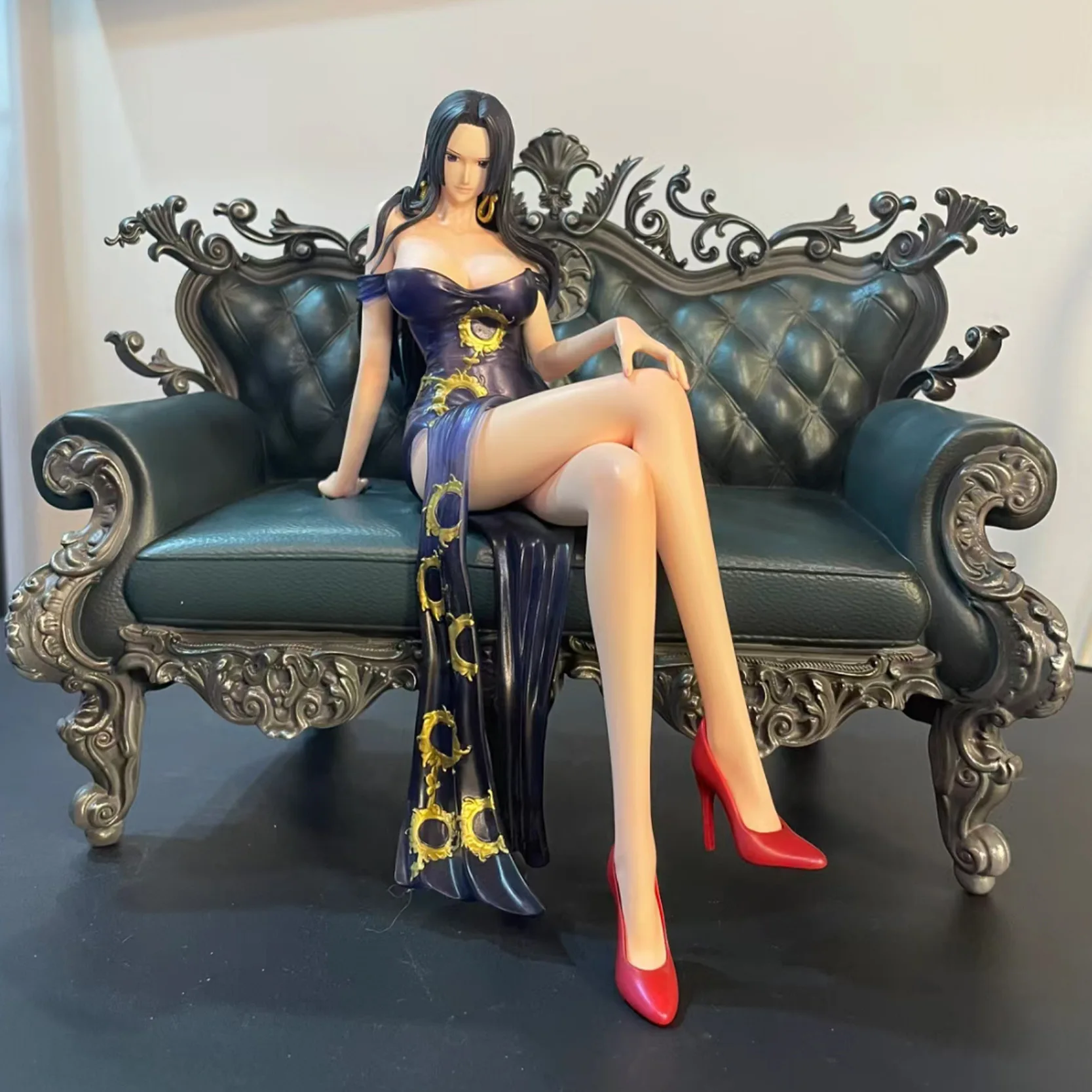 

One Piece Suit Thug Gk Sofa Female Emperor Cartoon Beautiful Girl Collection Figure Desktop Ornaments