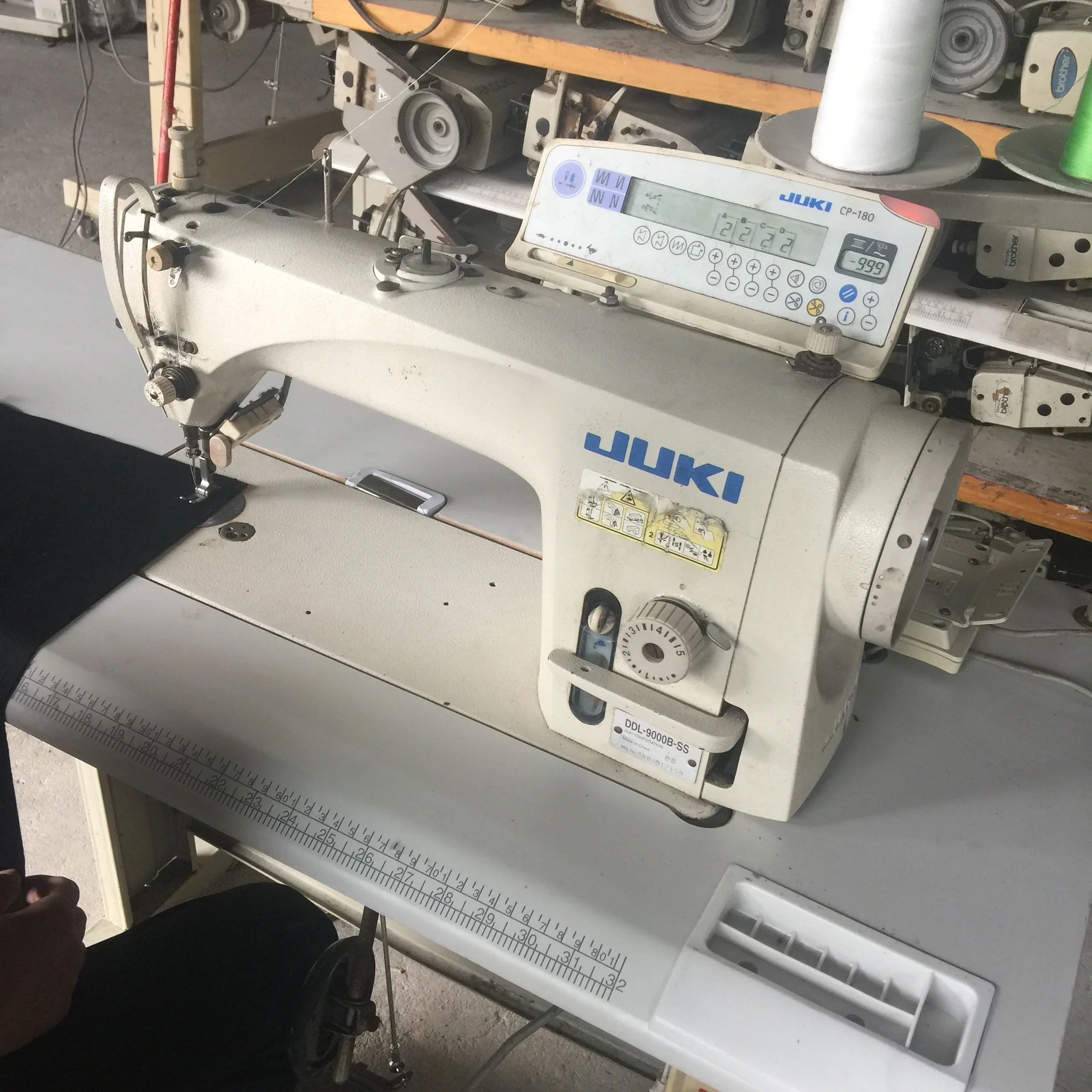 

JUKI-9000B Good condition used single needle lockstitch industrial sewing machine