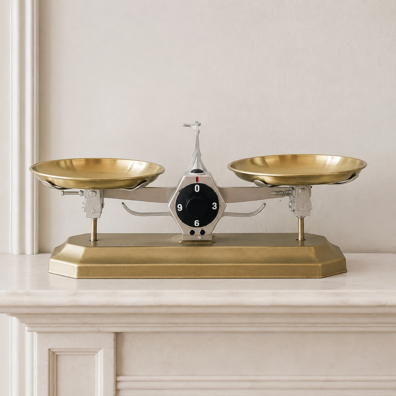 Iron Balance-Scale Decorative Ornament Tabletop Bronze-Toned Metal Scale Desk Ornament Static Display Stable