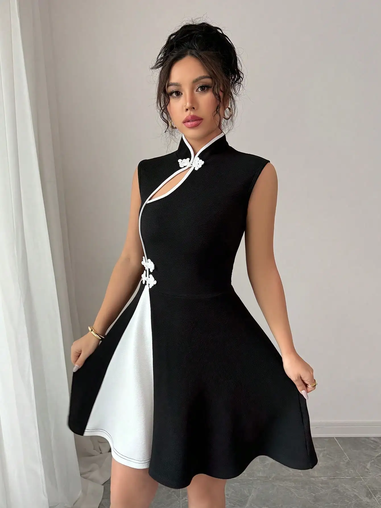 เดรสคอจีนสีสันตัดกันสำหรับผู้หญิง พร้อมกระดุมลายดอกไม้ เดรสทรงเอแบบไม่มีแขน ความยาวมินิ