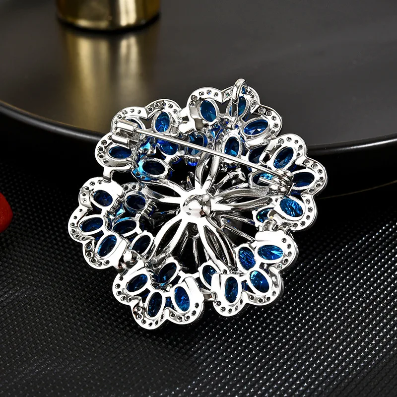 Luxury Atmosphere Exquisite Elegant Zircon Begonia Flower Brooch Pins Temperament Coat Accessories Flower Pins for Woman Jewelry