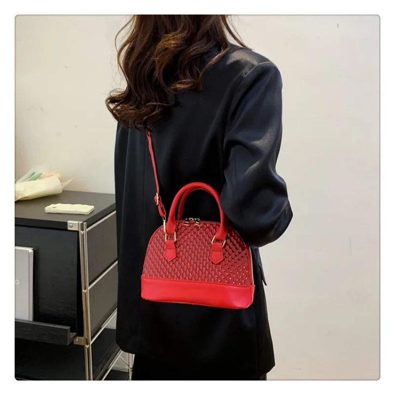 

Niche New Leisure Portable Shell Crossbody Bag Winter Texture Fashion Messenger Shoulder Bag Commuter Female Shoulder Bag