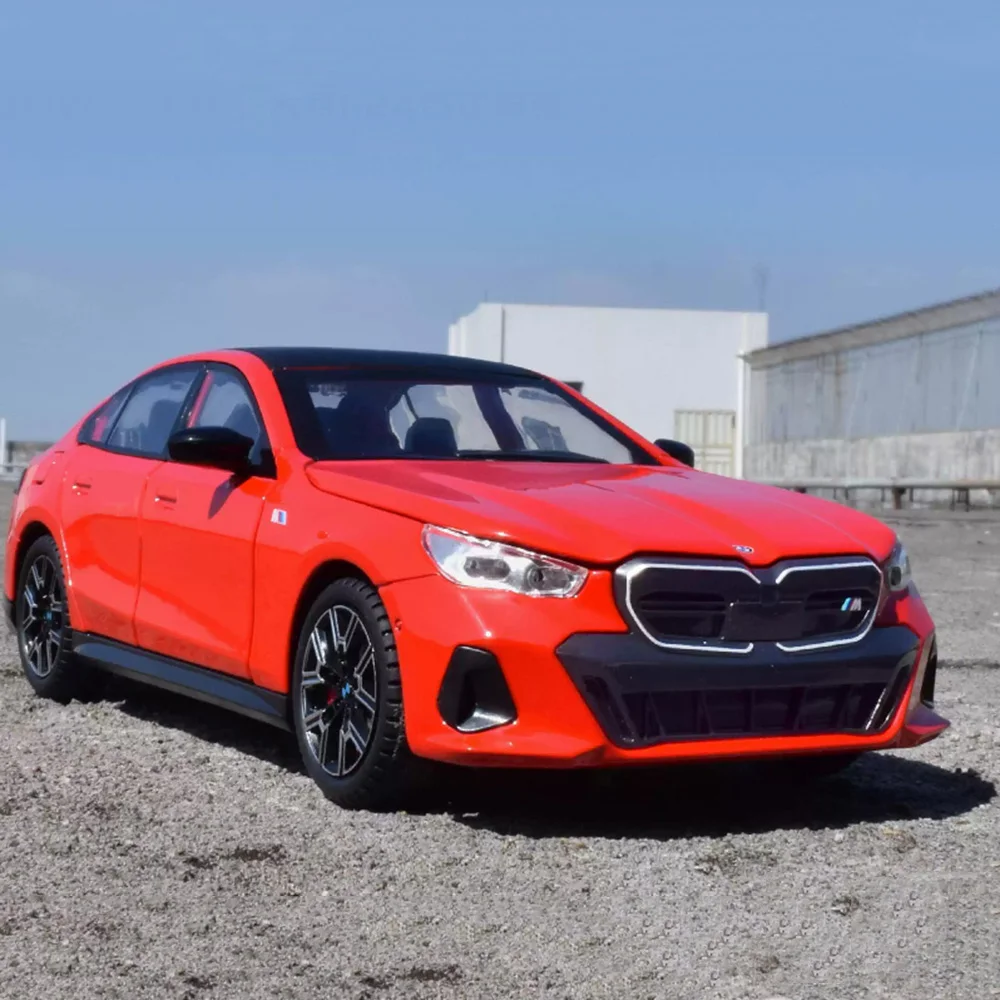 1:24 I5M60 Modello in miniatura di auto giocattoli pressofuso in lega suono luce 6 porte aperte tirare indietro assorbimento degli urti veicolo giocattoli regali per bambini