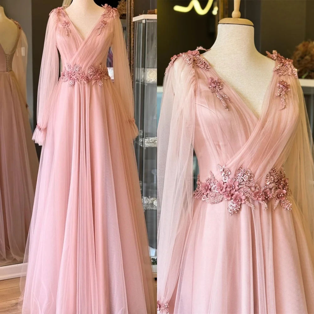 فستان سهرة رسمي من التول الوردي على الموضة مخصص برقبة على شكل حرف v وأكمام طويلة وأربطة من الخلف وزهور لؤلؤية بدون ظهر فستان العودة للوطن