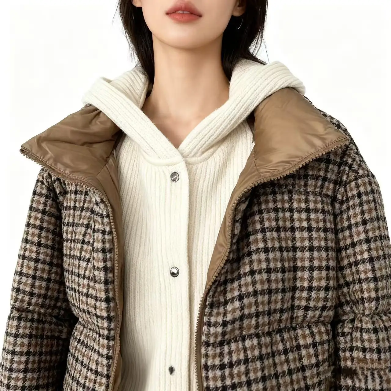 2025 الخريف والشتاء نمط جديد التباين اللون خياطة محبوك قبعة منقوشة أوزة أسفل سترة عصرية تنوعا سترة عادية