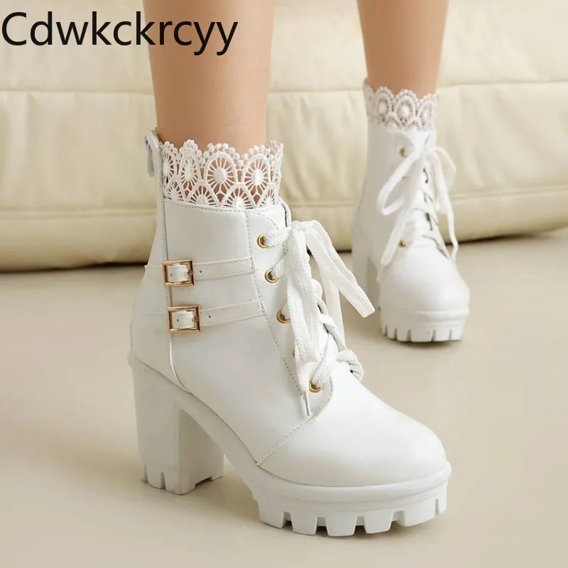 秋冬新作　ハイヒールレディースブーツ　ラウンドトゥ　スイートレース　クロスストラップ　スクエアヒール　レディースブーツ