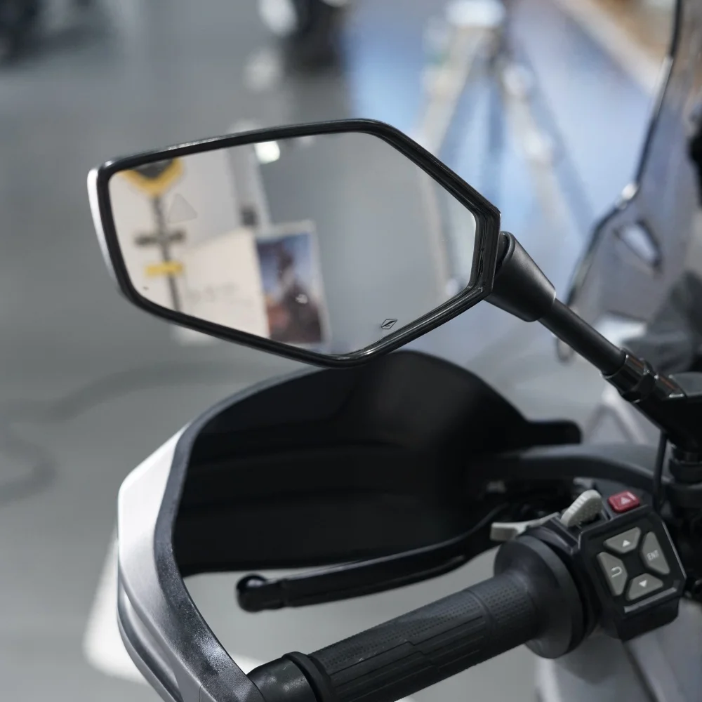 For the VOGE DS900X accessory, the original model comes with a radar rearview mirror and a reflective mirror.