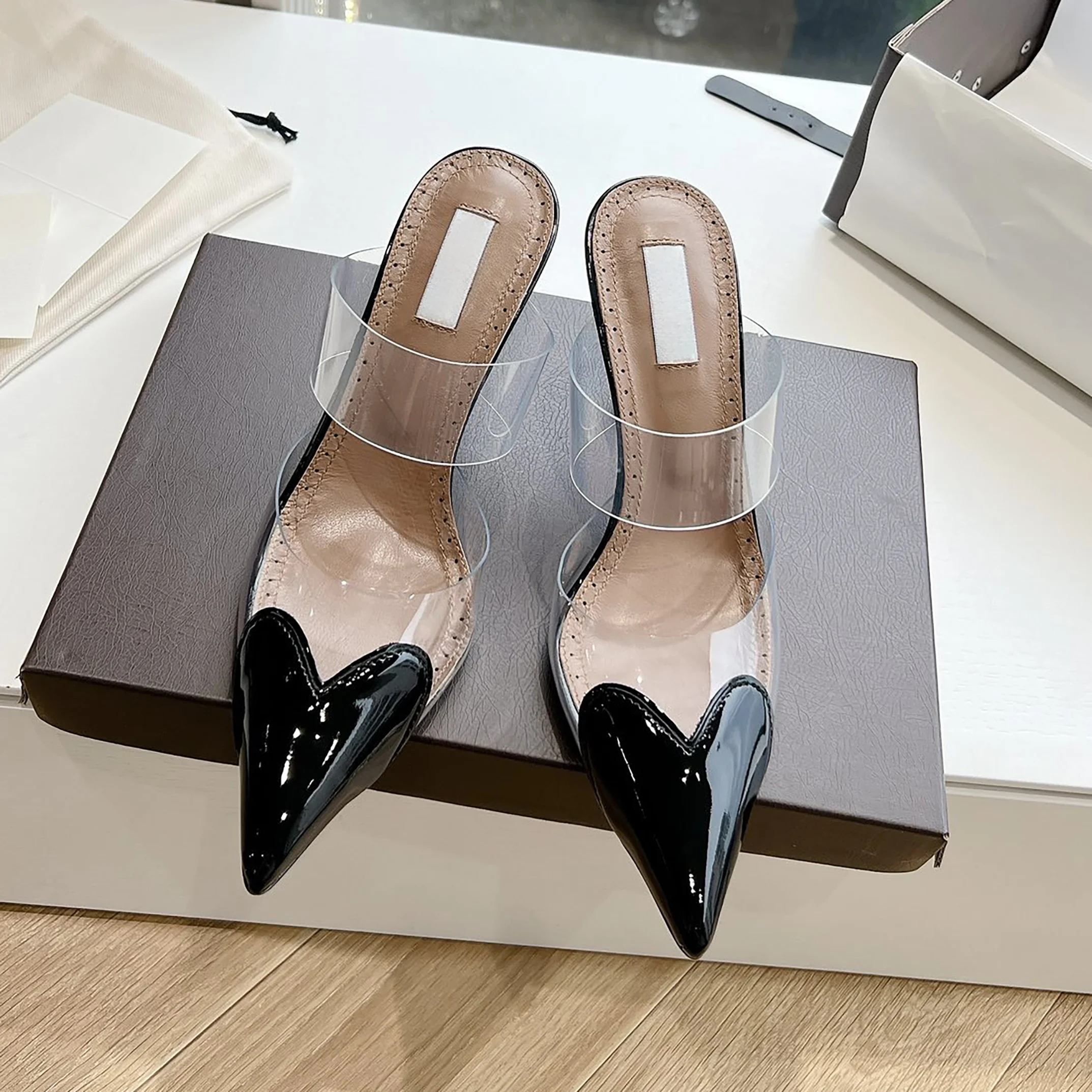 

Весенние женские туфли-лодочки 2026: французский стиль, кожаные вставки, прозрачная пленка, открытая пятка, заостренный носок, сексуальные, черные