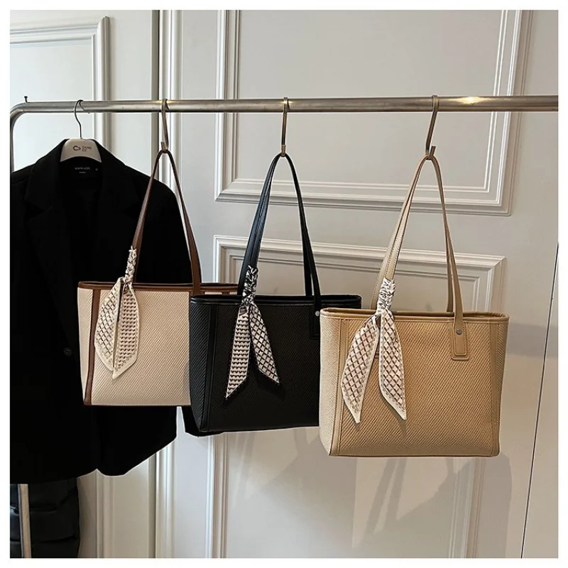 

Women's Messenger Bag Crafted From Begonia-Patterned Leather Boasting Elegant High-End Lasting Spacious Modern Style​