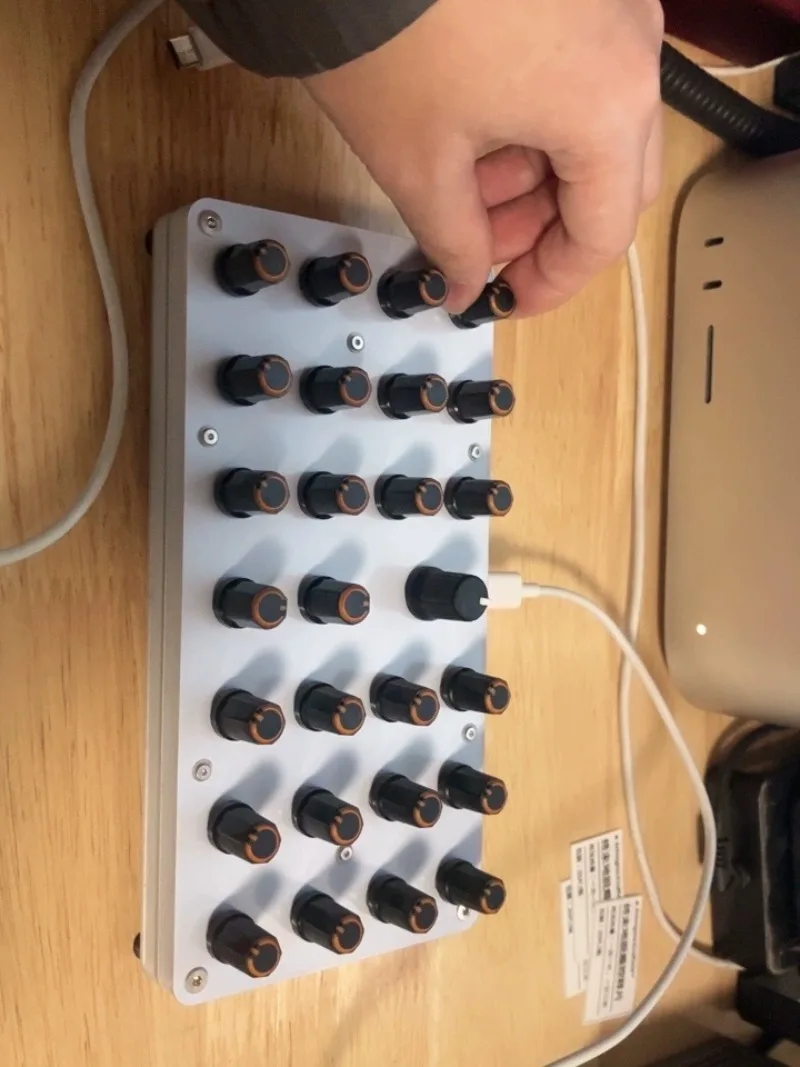

Программный контроллер Custom CC Information с интерфейсом USB-C для музыкального ПО, 27 MIDI-регуляторов